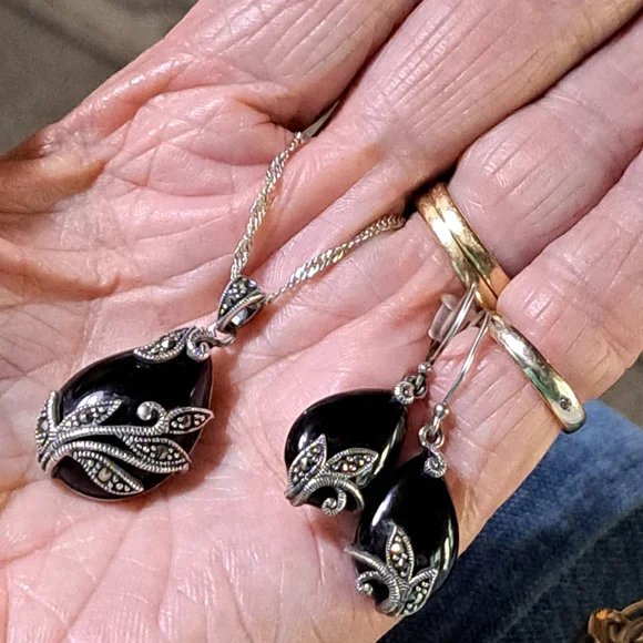 925, Elegant Onyx, Silver And Marcasite Jewelry Set - Picture 2 of 7